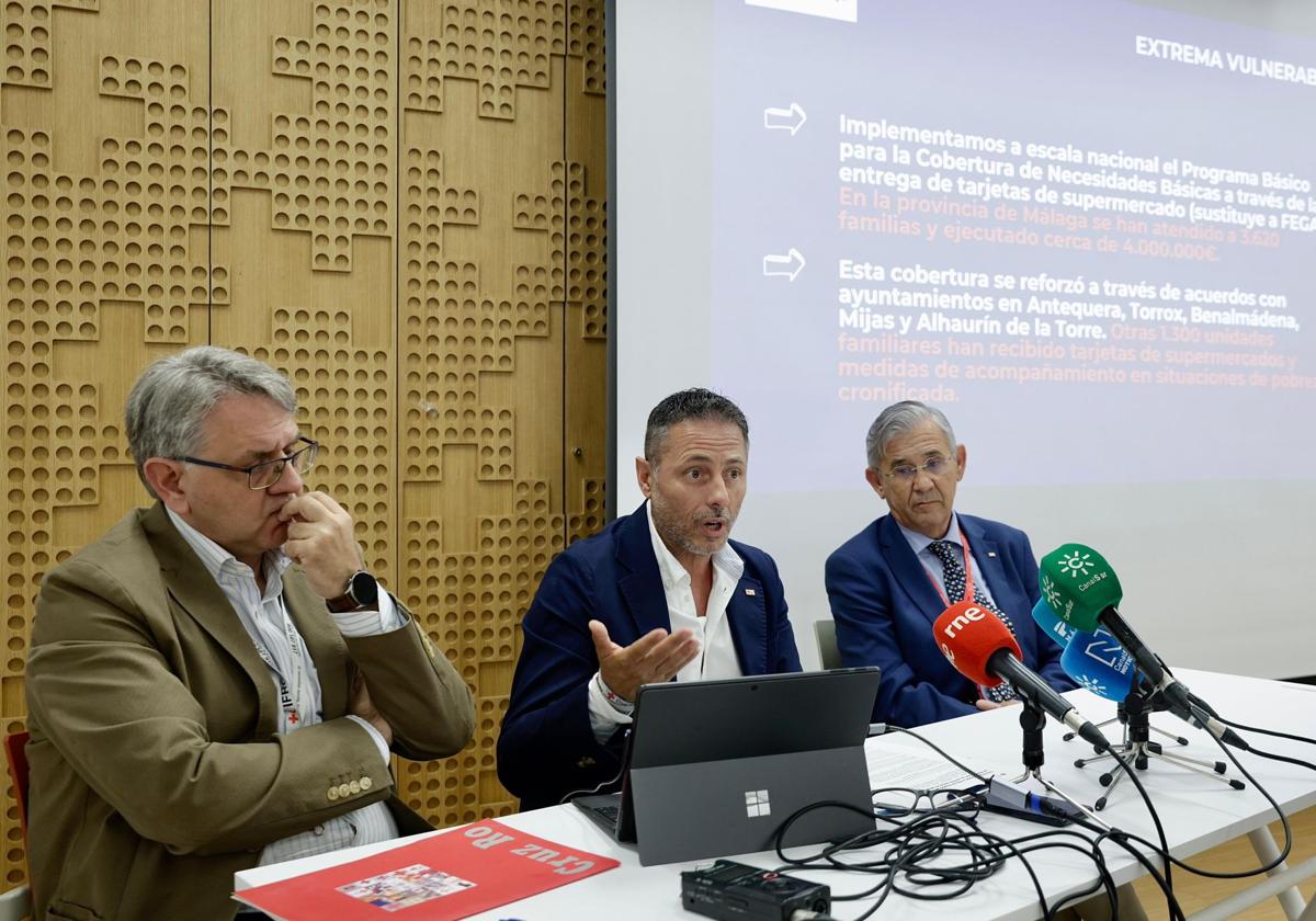 Rafael Rodríguez, secretario provincial de Cruz Roja en Málaga, Samuel Linares, coordinador provincial, y Luis Utrilla, presidente.