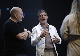 Antonio Banderas, acompañado por Domingo Merlín, en la presentación de 'Imagine'.