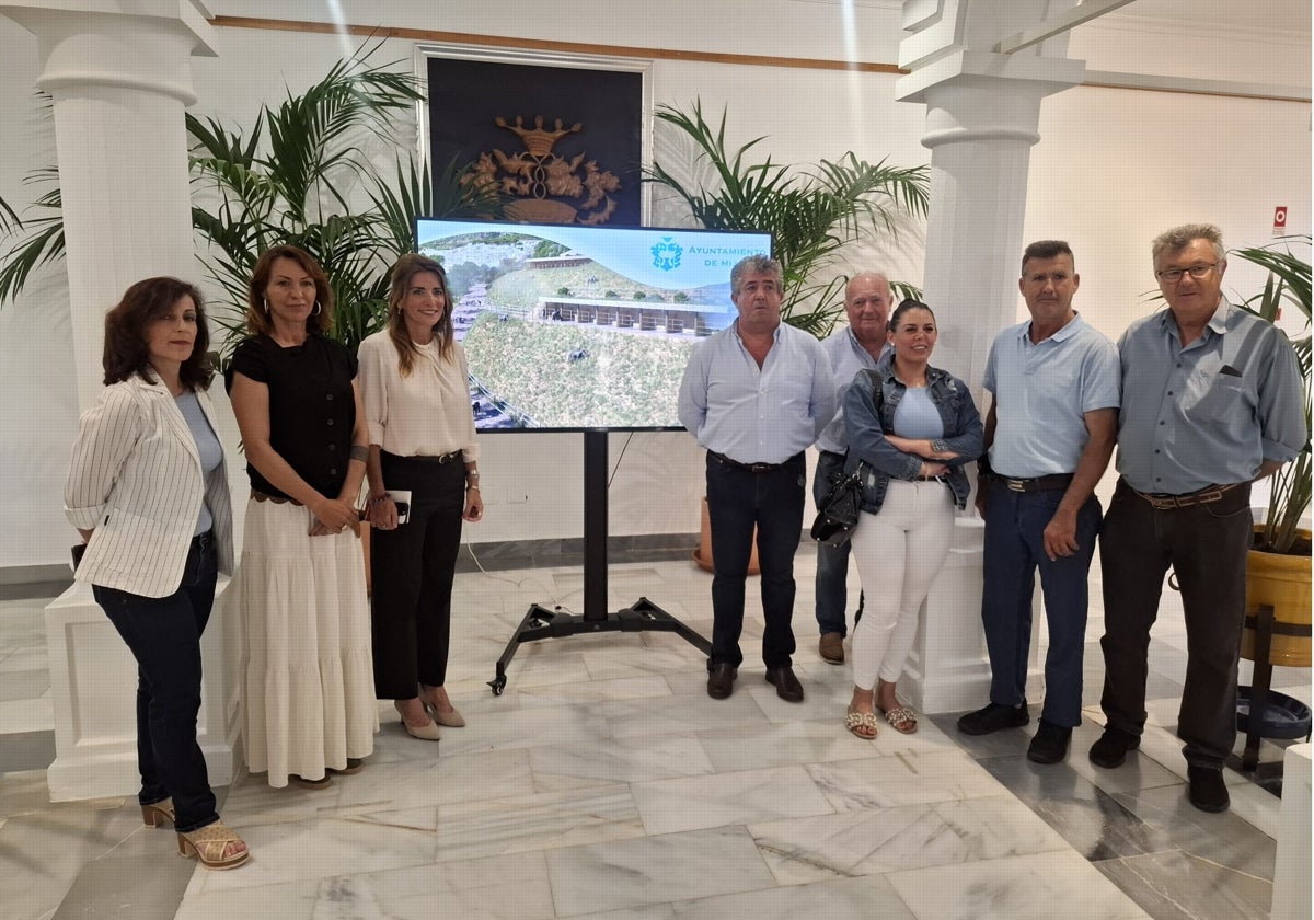 La alcaldesa junto a los arrieros y representantes de la Asociación Donkey Dreamland durante la presentación del proyecto.