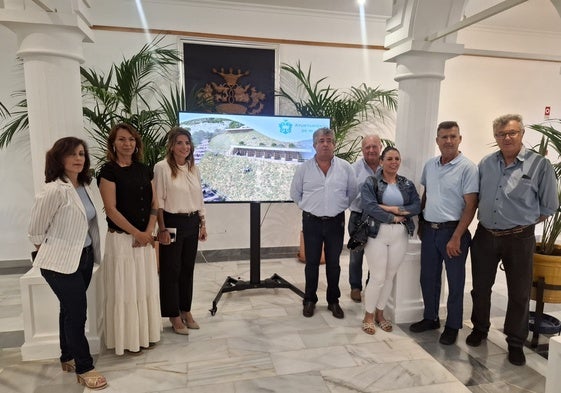 La alcaldesa junto a los arrieros y representantes de la Asociación Donkey Dreamland durante la presentación del proyecto.