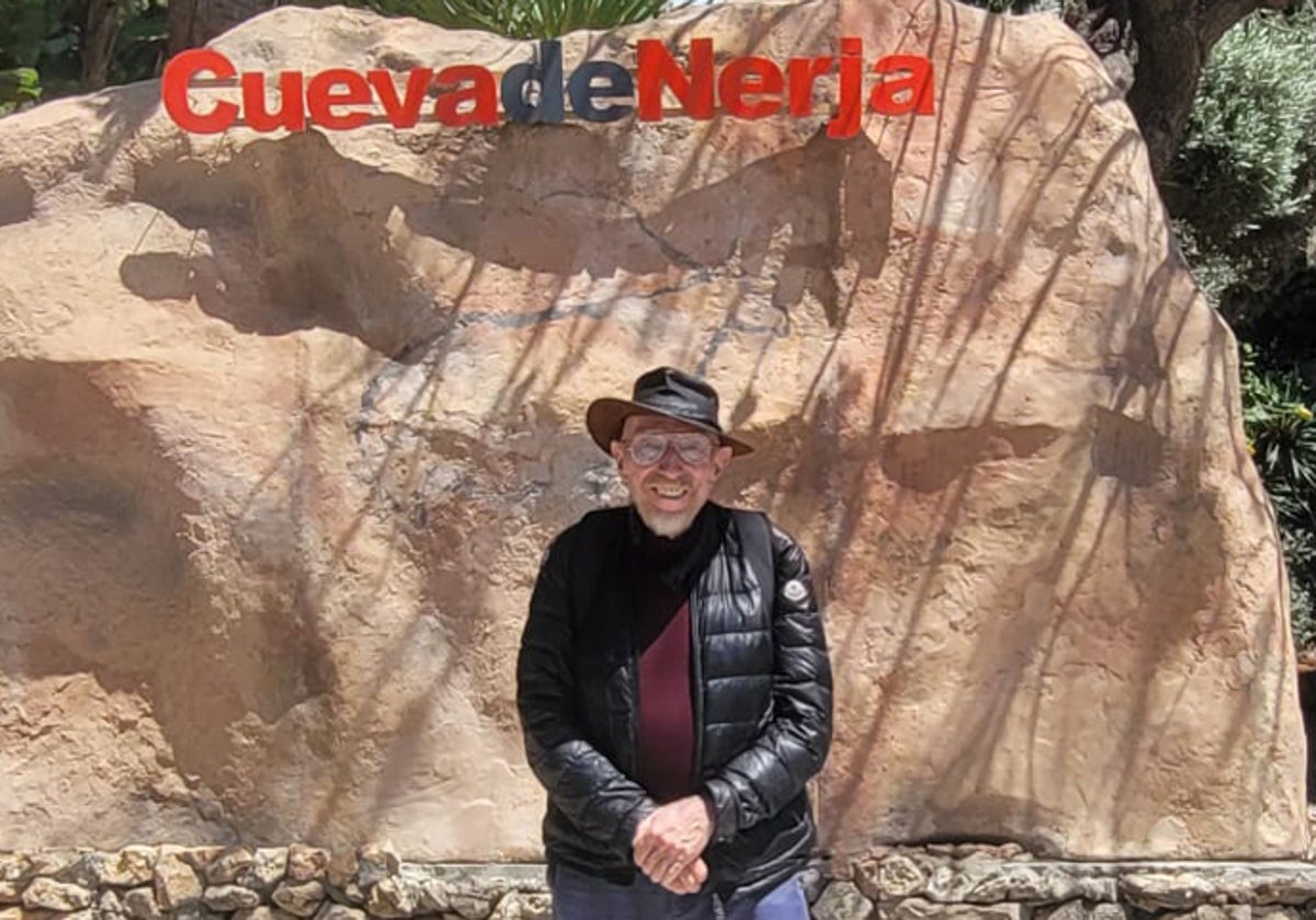 El científico y profesor estadounidense, esta semana en el acceso a la gruta nerjeña.