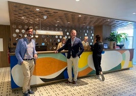 Adolfo Sánchez Flores y Julio Cruz Casas, de Red House Art, en la Recepción del Hotel Kimpton Los Monteros de Marbella, delante de una obra de La Colorería SVQ.