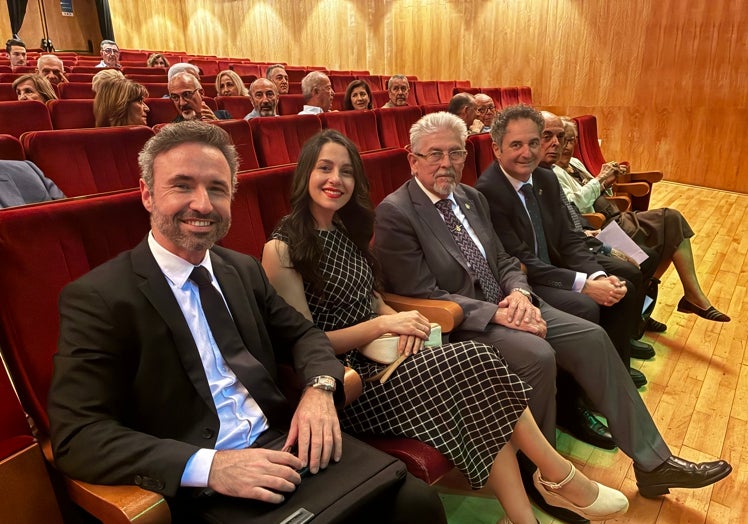 De izquierda a derecha Guillermo Díaz, Inés Arrimadas, el hermano mayor, Antonio Ortega, y el concejal Paco Cantos.