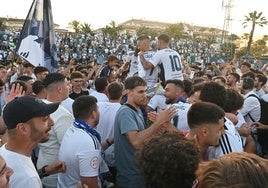 Los aficionados del Marbella invaden La Dama de Noche para celebrar la permanencia, con varios jugadores a hombros.