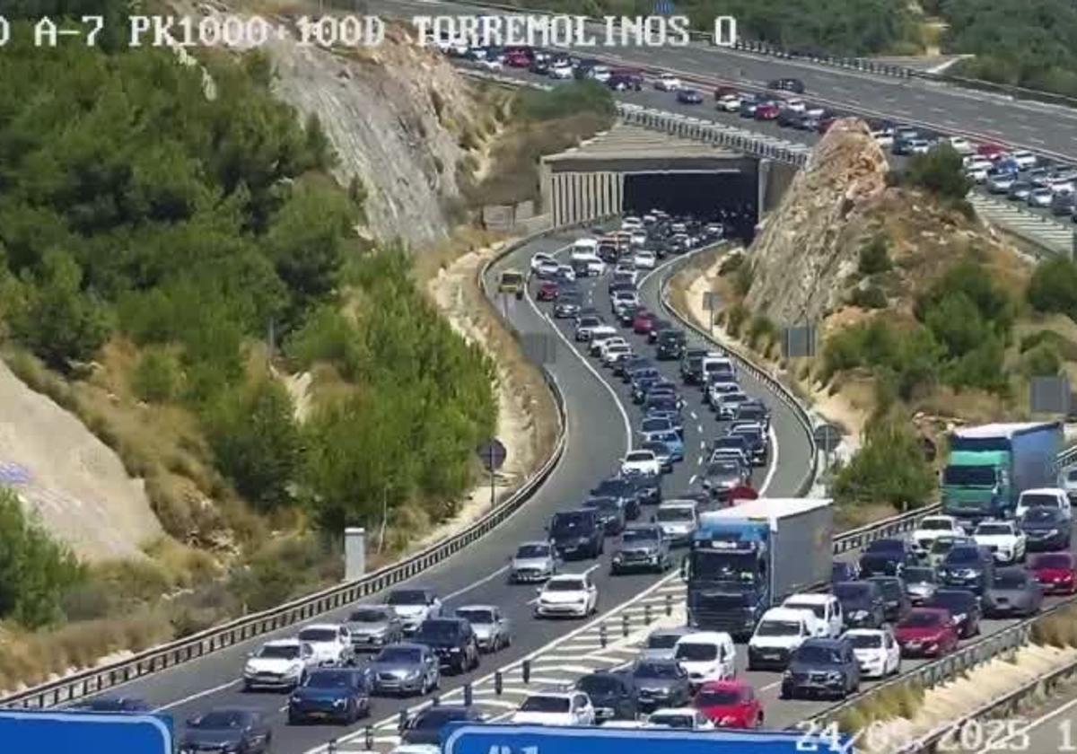 El vuelco de una caravana causa 10 kilómetros de atascos en la A-7 a la altura de Benalmádena