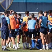 Los jugadores del Málaga buscan la nevera para refrescarse durante un entrenamiento de la semana.