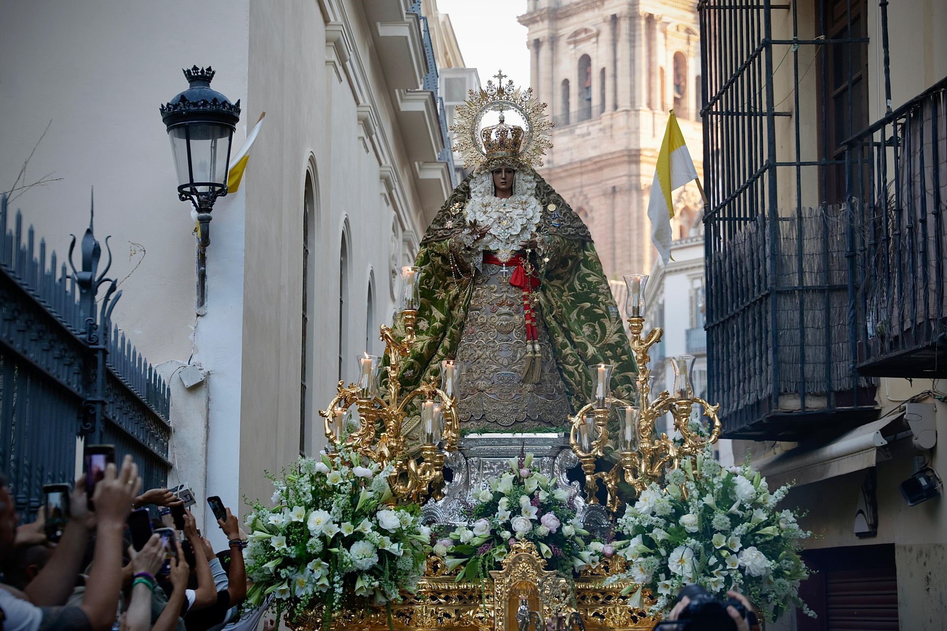 La procesión de la Esperanza de vuelta a su basílica, en imágenes