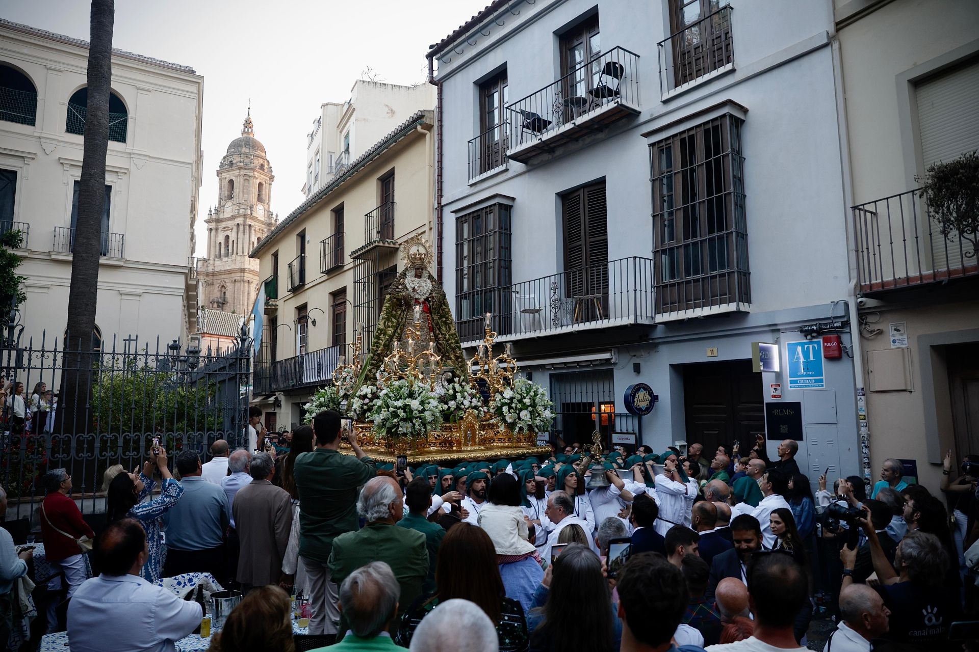 La procesión de la Esperanza de vuelta a su basílica, en imágenes