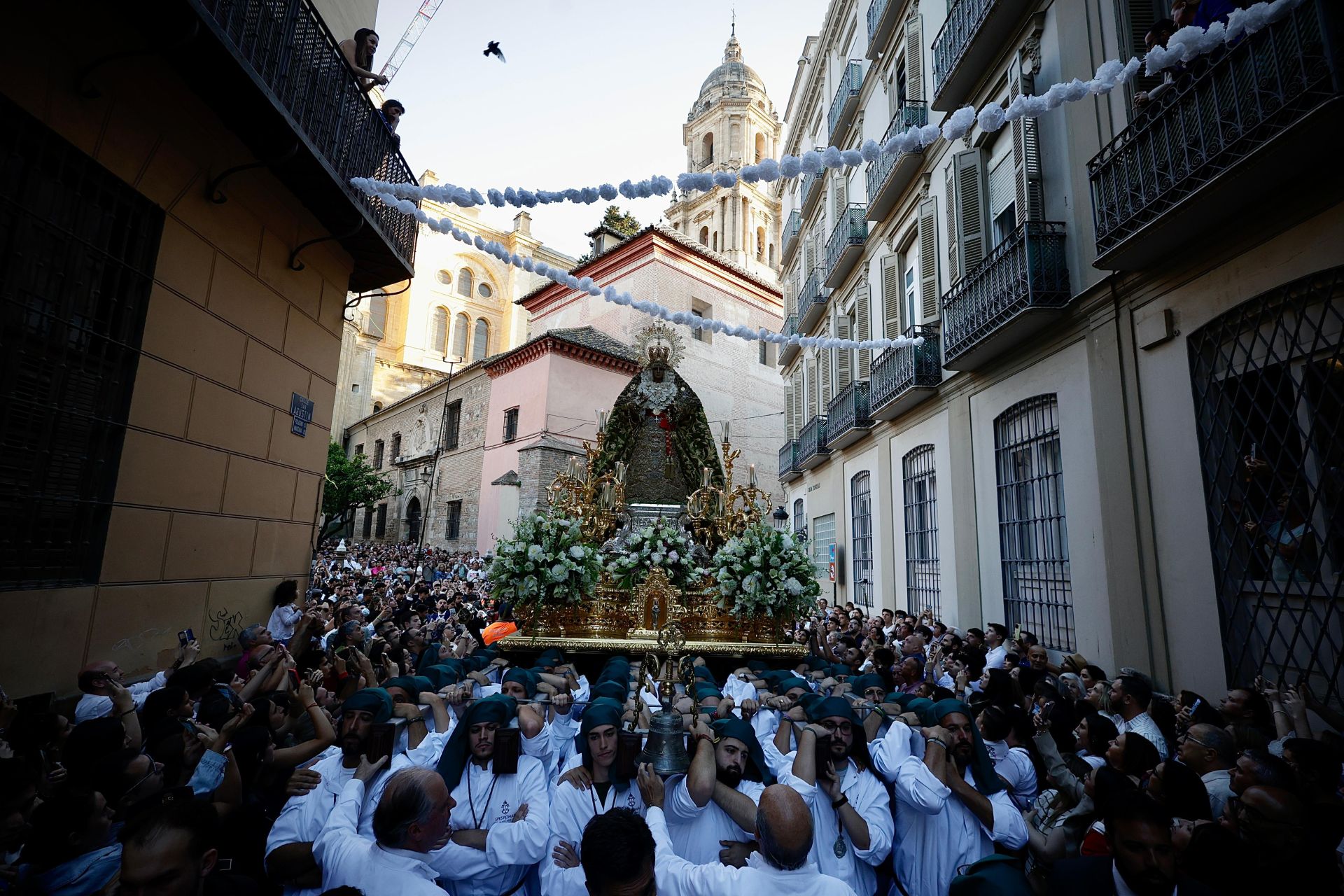 La procesión de la Esperanza de vuelta a su basílica, en imágenes