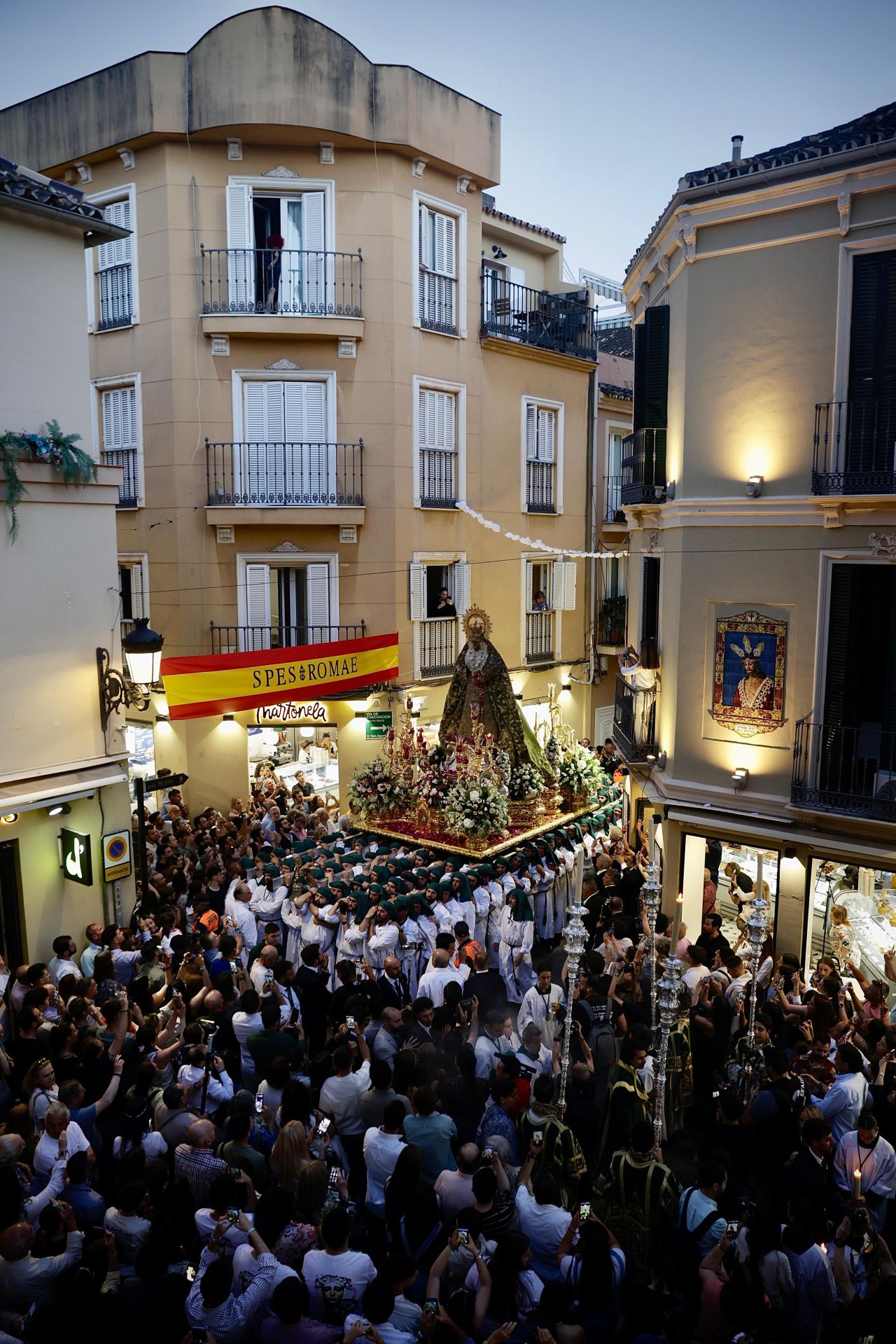 La procesión de la Esperanza de vuelta a su basílica, en imágenes