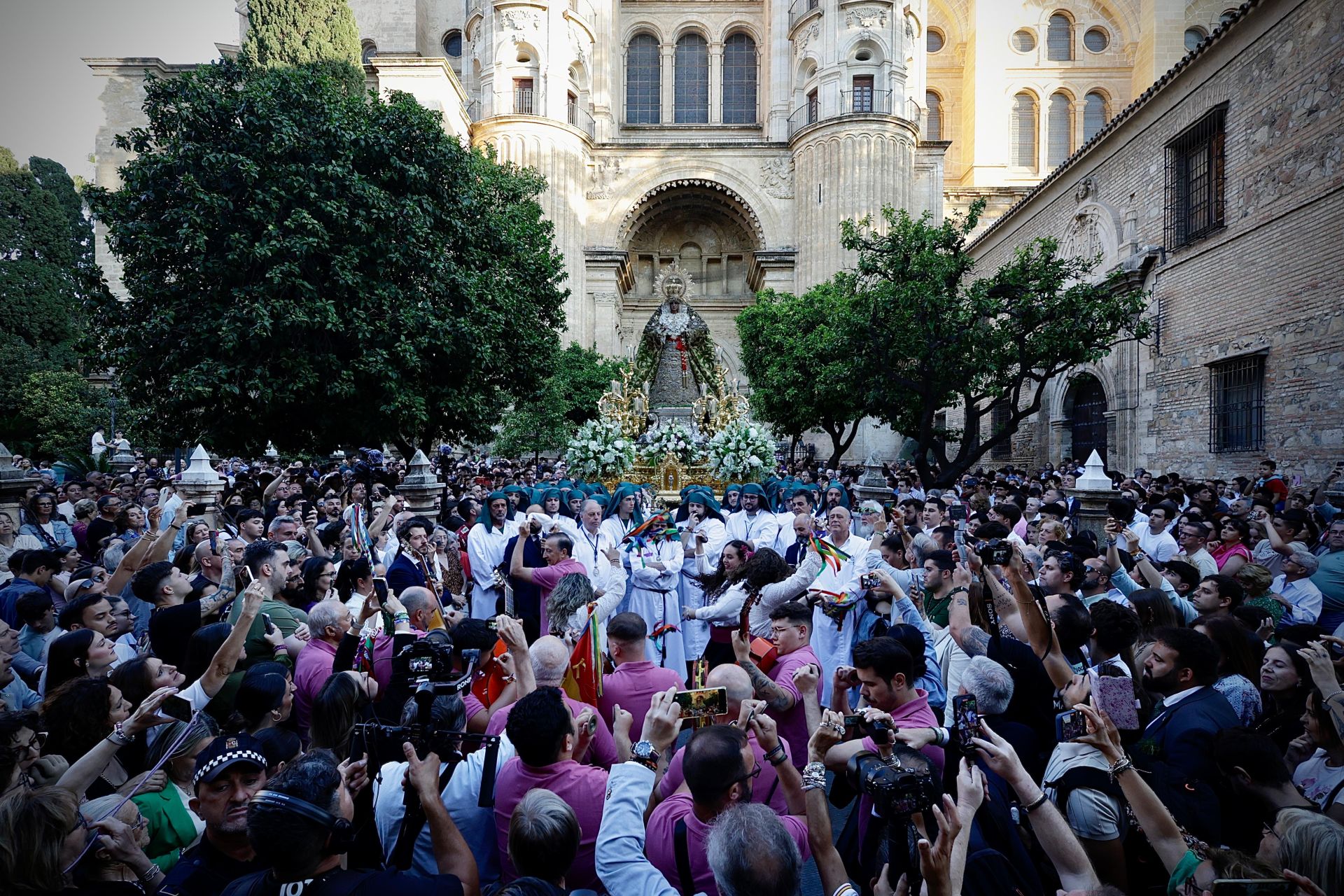 La procesión de la Esperanza de vuelta a su basílica, en imágenes