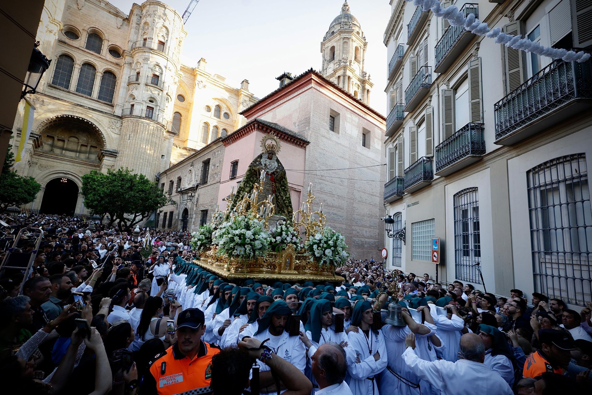 La procesión de la Esperanza de vuelta a su basílica, en imágenes