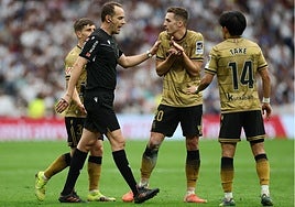 Mario Melero atiende a los jugadores de la Real Sociedad en una de las acciones del partido de ayer en el Bernabéu.