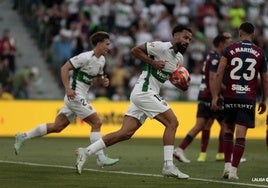 Mourad recoge el balón de la portería tras recortar distancias en el partido frente al Levante.