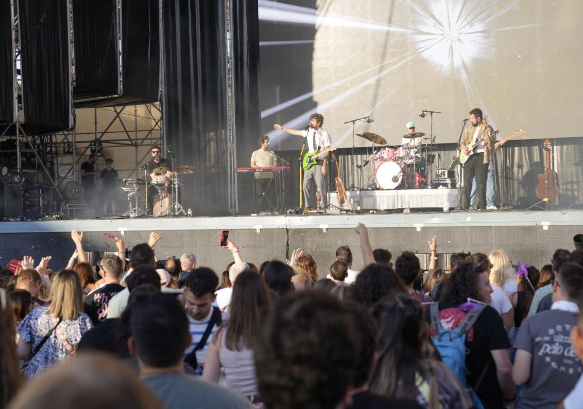Imagen principal - Málaga se rinde al indie, al rock y a las camisas hawaianas con el festival Oh, See!