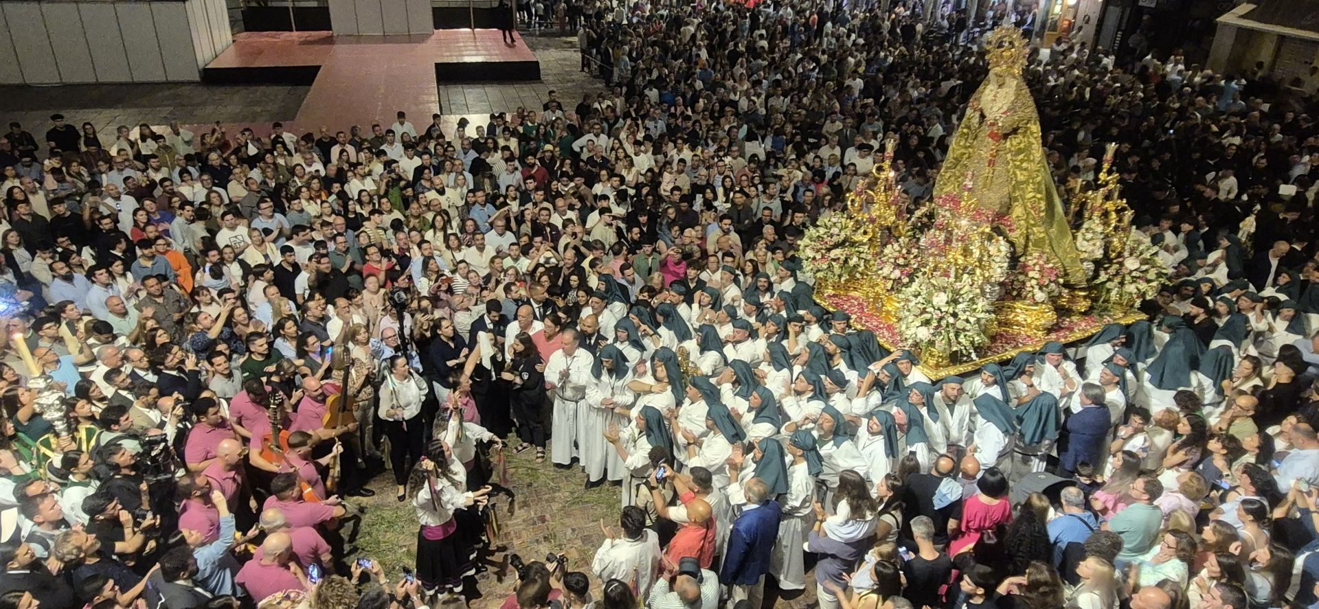 La procesión de la Esperanza de vuelta a su basílica, en imágenes
