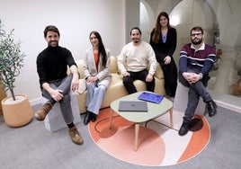 Andrés Martínez, Antonella Maggioni, Valentín Veliz, Clara Herrera y Pablo Ginel posan en Málaga Dock Space, el nuevo espacio de coworking de la Cámara de Comercio de Málaga.