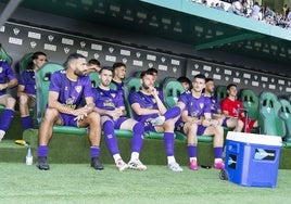 El banquillo de suplentes del Málaga en el duelo de este domingo en Elche.