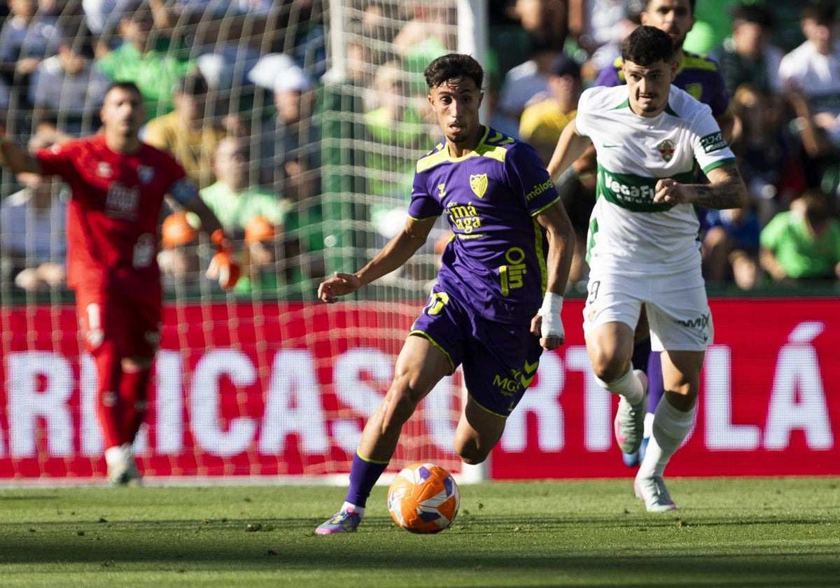 Larrubia conduce el balón durante el partido de este domingo en Elche.