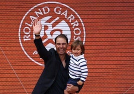 Rafa Nadal y su hijo sonríen tras el homenaje en la Philippe Chatrier.