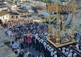 El Señor de la Salud y de las Aguas subiendo por la Calle Niña de Antequera