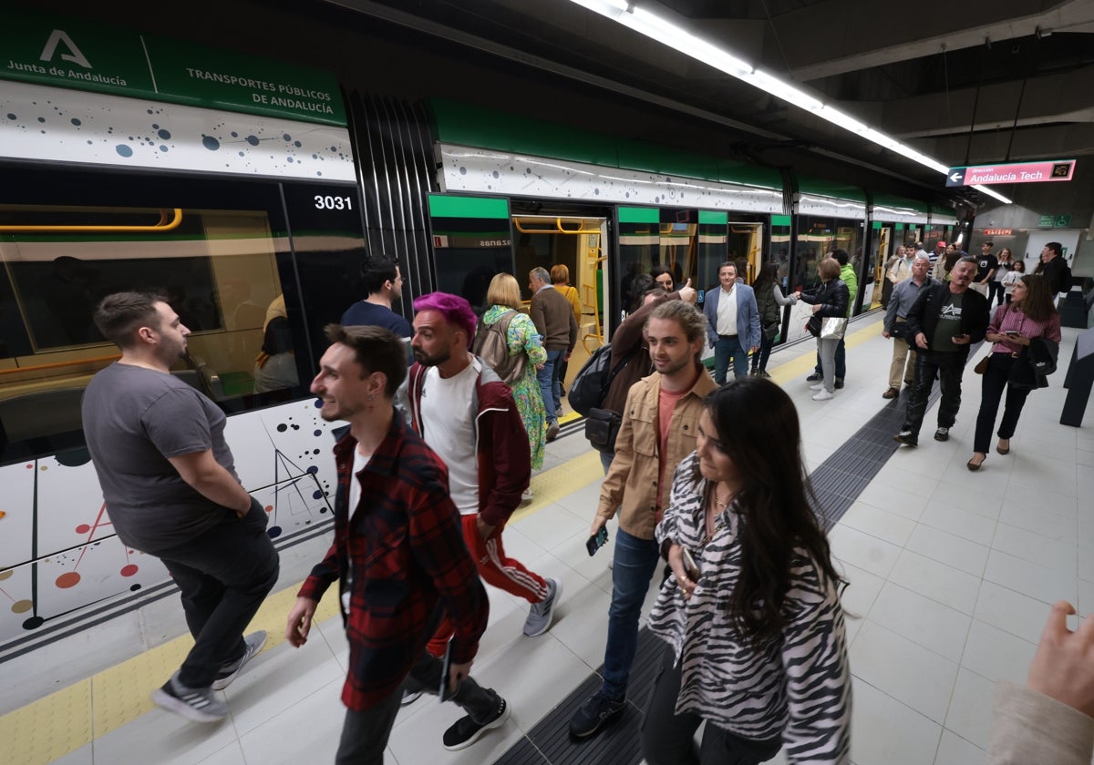 Viajeros en los andenes del metro de Málaga.