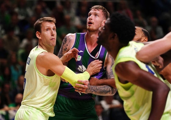 Vesely briega con Balcerowski en el partido de la primera vuelta en la Liga Endesa.