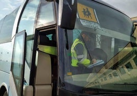 Imagen de archivo de la Guardia Civil realizando un control en un autobús escolar.
