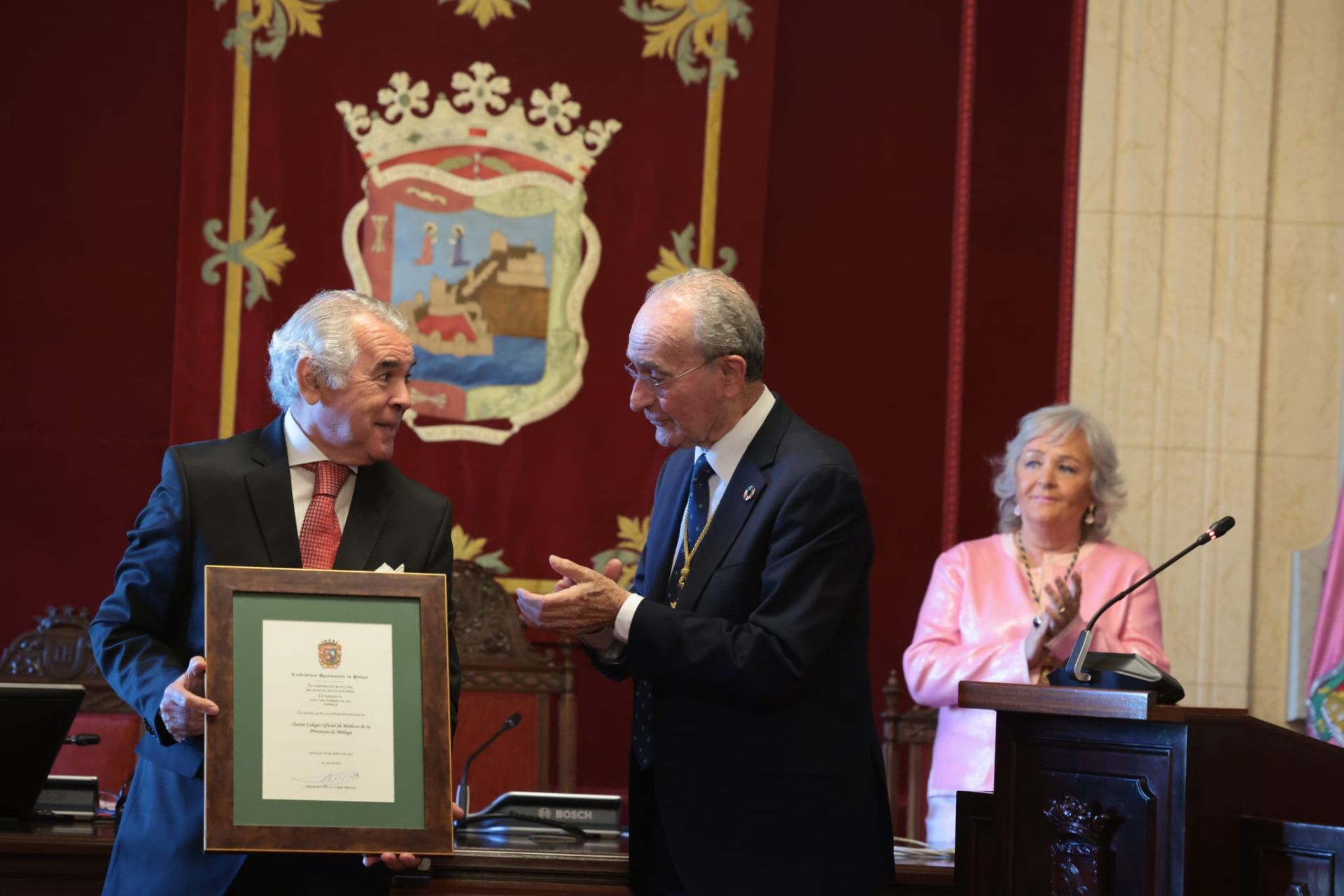 Entrega de la Medalla de la Ciudad al Colegio Oficial de Médicos de Málaga