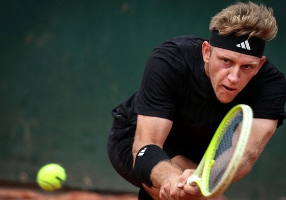 Alejandro Davidovich se flexiona para el revés a dos manos en su duelo de este lunes ante Llamas.