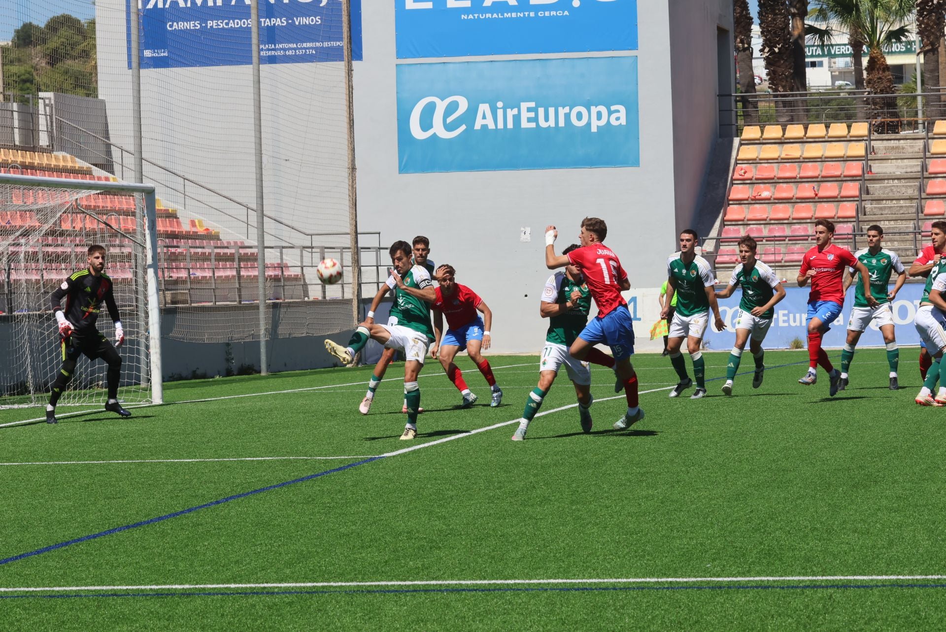 Los últimos minutos del Estepona ante el Cacereño, en imágenes