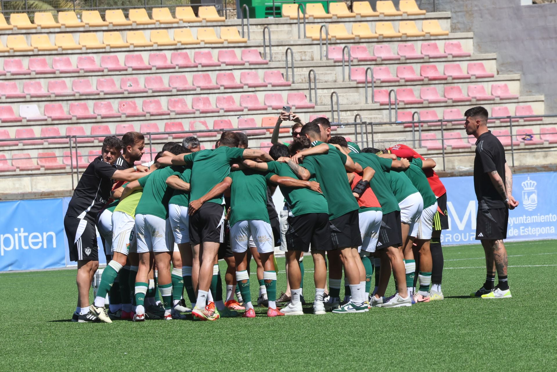 Los últimos minutos del Estepona ante el Cacereño, en imágenes