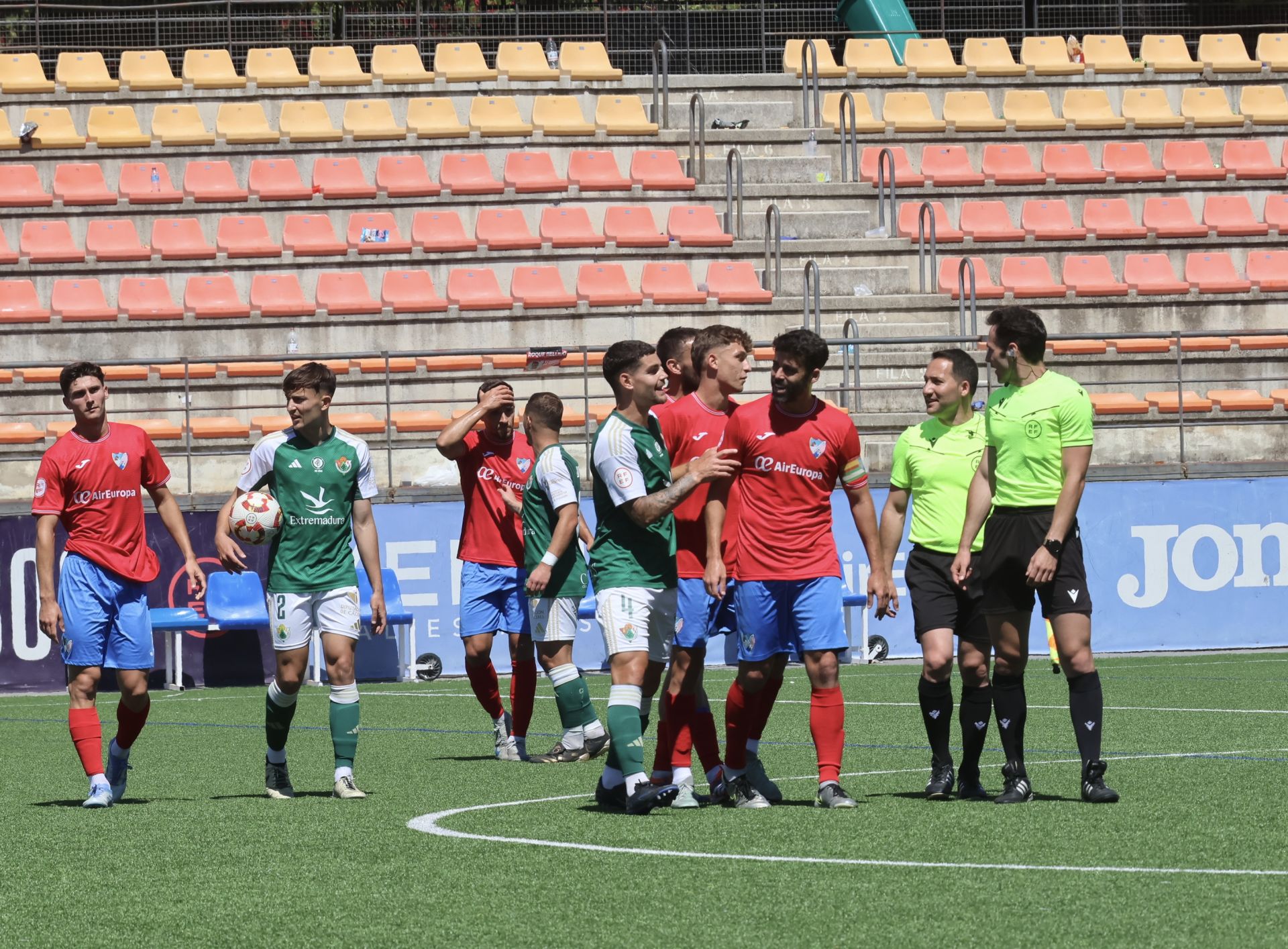 Los últimos minutos del Estepona ante el Cacereño, en imágenes