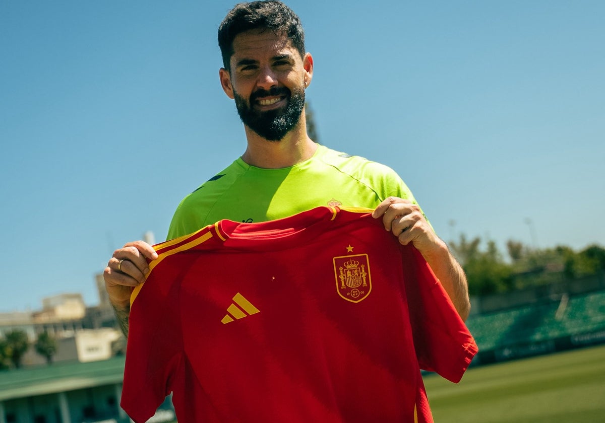 Isco posa con la camiseta de la selección española después de conocer que volvía a una convocatoria seis años después.
