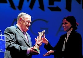 Gonzalo Rojo recogió ayer el Premio Bienal 2025 en el Teatro Cervantes.