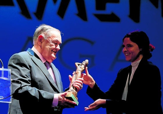Gonzalo Rojo recogió ayer el Premio Bienal 2025 en el Teatro Cervantes.