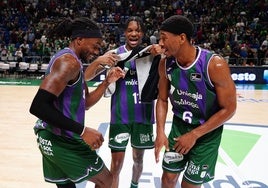 Perry y Taylor bailan con Carter tras un partido.