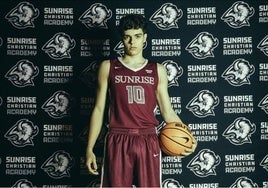 Pablo Jiménez posa como jugador de la Sunrise Christian Academy de Kansas, donde jugó el pasado curso.