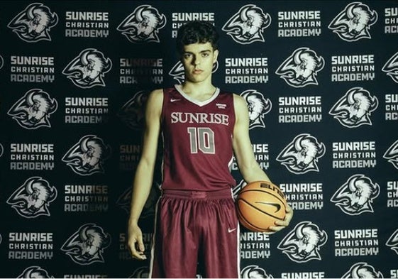Pablo Jiménez posa como jugador de la Sunrise Christian Academy de Kansas, donde jugó el pasado curso.