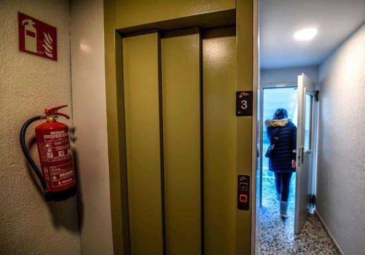 Multan a una comunidad de propietarios por exponer en el portal el acta de una junta con el nombre de un vecino y su deuda