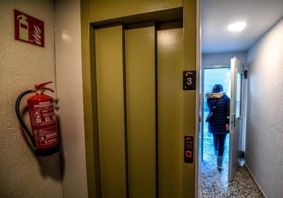 Multan a una comunidad de propietarios por exponer en el portal el acta de una junta con el nombre de un vecino y su deuda