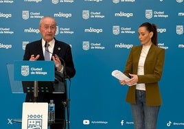 El alcalde de Málaga, Paco de la Torre y la portavoz popular, Elisa Pérez de Siles.