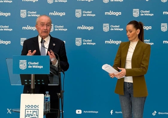 El alcalde de Málaga, Paco de la Torre y la portavoz popular, Elisa Pérez de Siles.