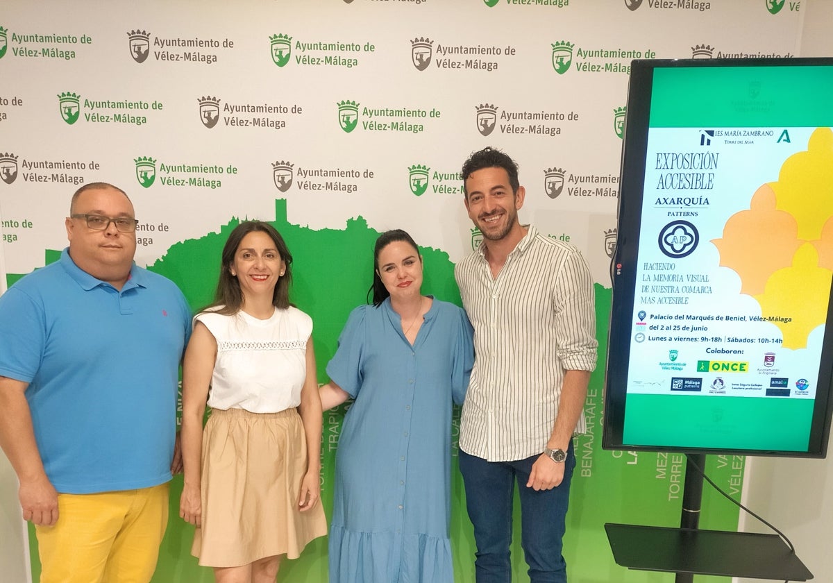 Acto de presentación de la exposición en el Ayuntamiento veleño.