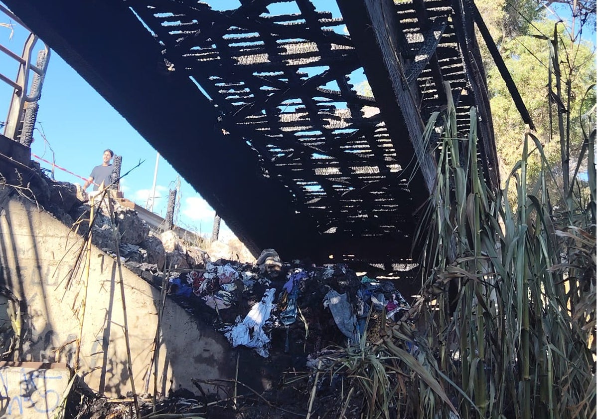Daños en el puente y plásticos y cañas quemadas.