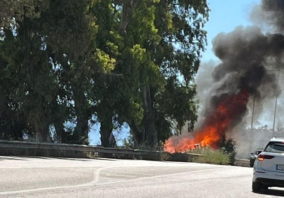 Un incendio afecta la pasarela peatonal que une Rincón y Vélez-Málaga