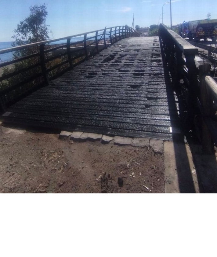Imagen secundaria 2 - El tráfico ha afectado a la circulación en la Nacional 340 y ha causado destrozos en el puente peatonal.