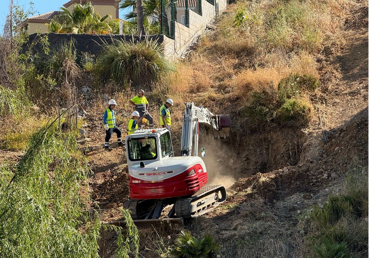 Técnicos trabajan en la reparación de la tubería que explotó el lunes.
