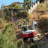 Técnicos trabajan en la reparación de la tubería que explotó el lunes.