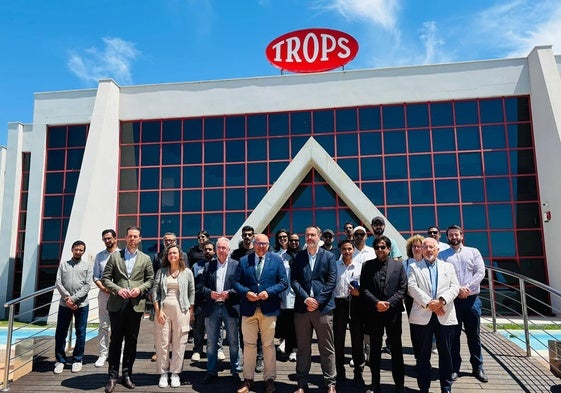 Foto de familia de los asistentes a la visita técnica a la sede de Trops en Vélez-Málaga.